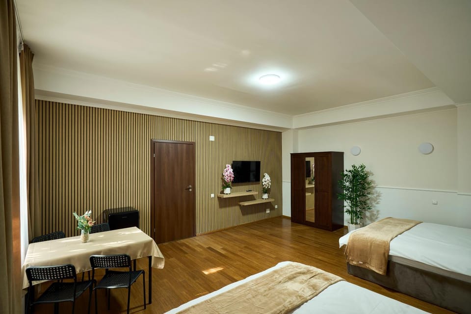 TV and multimedia, Dining area, Bedroom, wardrobe