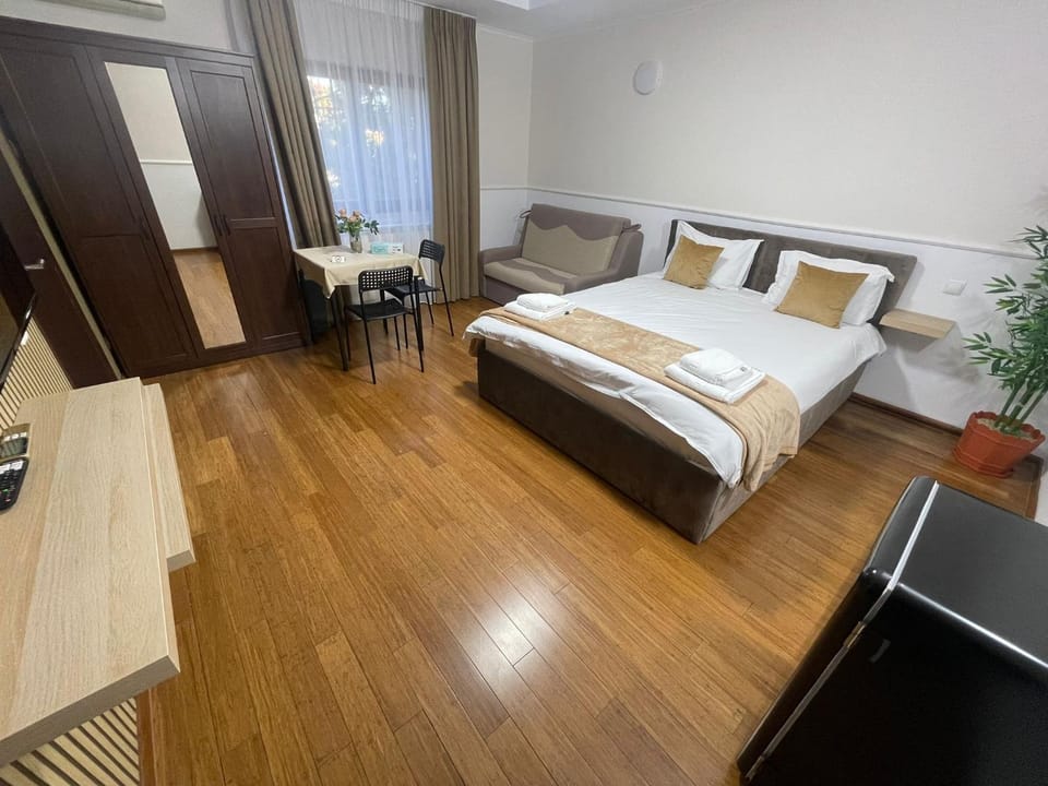 Bed, Photo of the whole room, Seating area