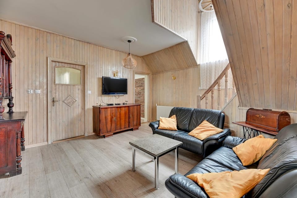 Communal lounge/ TV room, TV and multimedia, Living room, Seating area, Evening entertainment