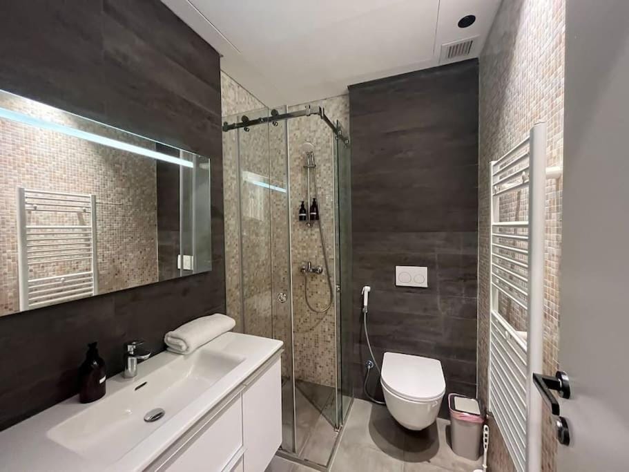 Shower, Toilet, Bathroom, towels
