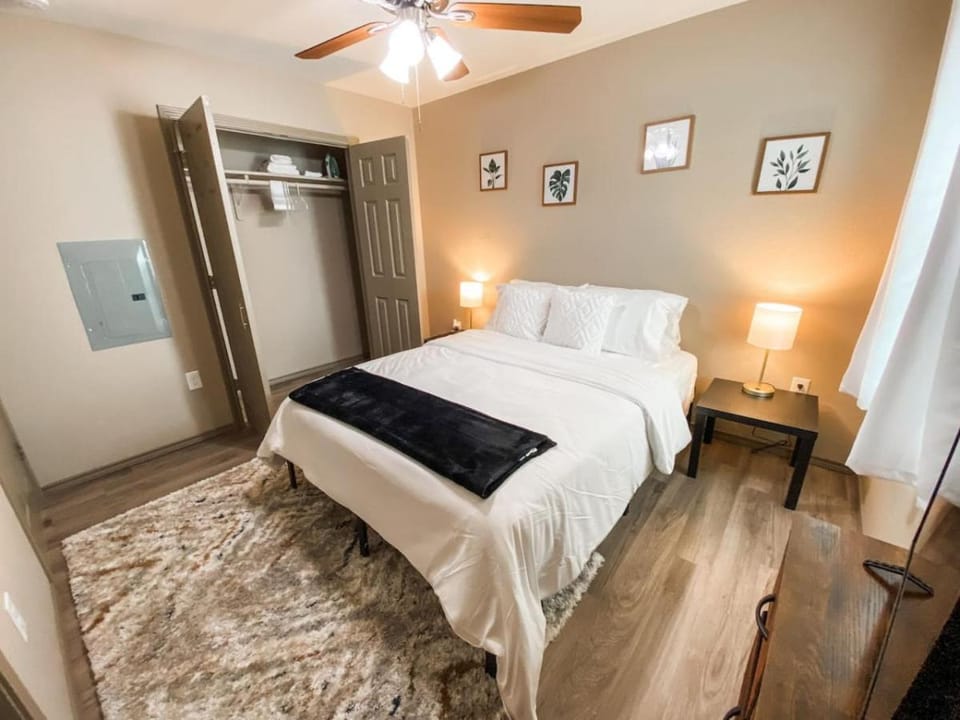 Charming 1BR Getaway - Private, Pet Friendly, TV Apartment in Texas City