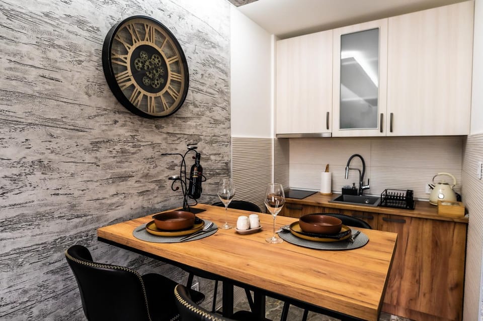Coffee/tea facilities, Kitchen or kitchenette, Dining area, stove