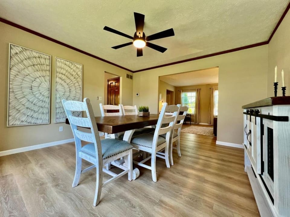 Dining area, fireplace