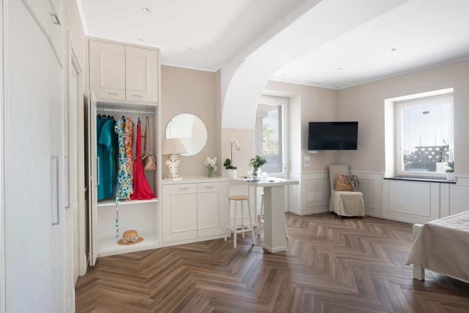 Bed, TV and multimedia, Photo of the whole room, Dining area, Bedroom, wardrobe