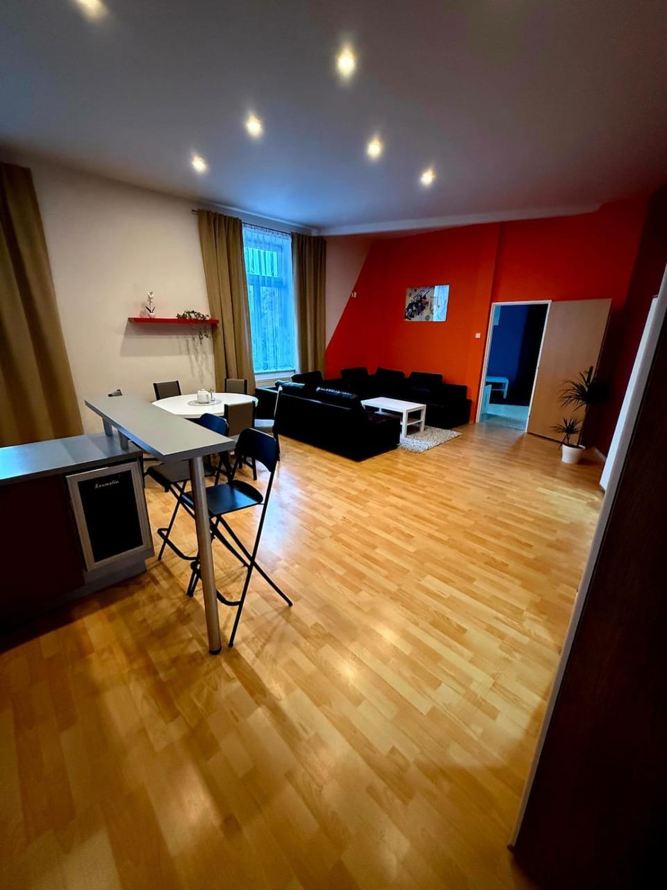 Seating area, Dining area