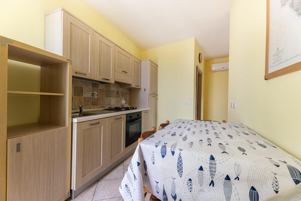 Kitchen or kitchenette, Dining area, oven, stove