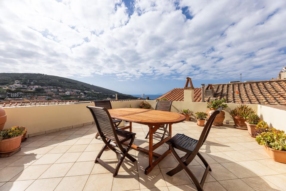 Natural landscape, View (from property/room), Balcony/Terrace, Dining area