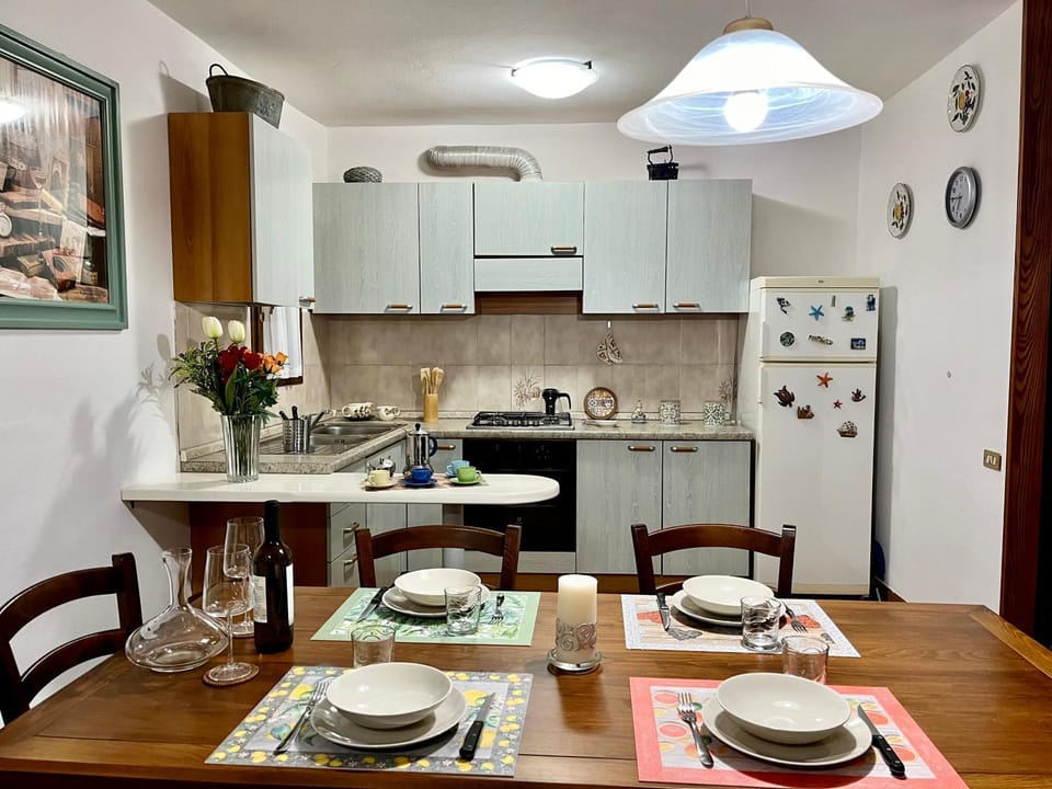 Kitchen or kitchenette, Seating area, Dining area