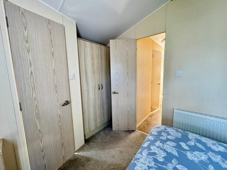 Photo of the whole room, Bedroom, wardrobe