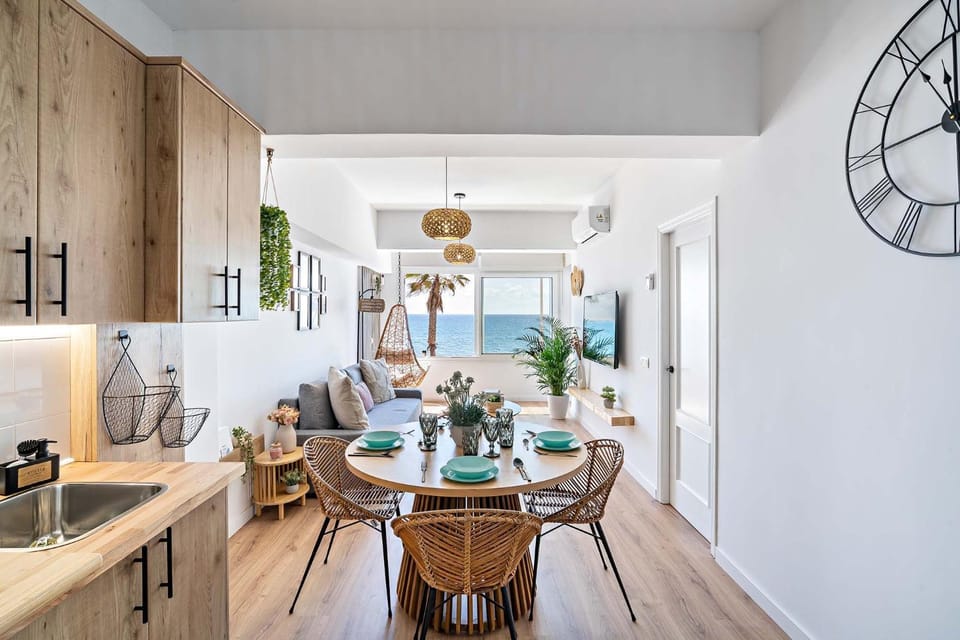 Kitchen or kitchenette, Living room, Seating area, Dining area