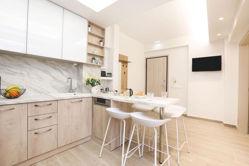 Kitchen or kitchenette, Dining area, stove