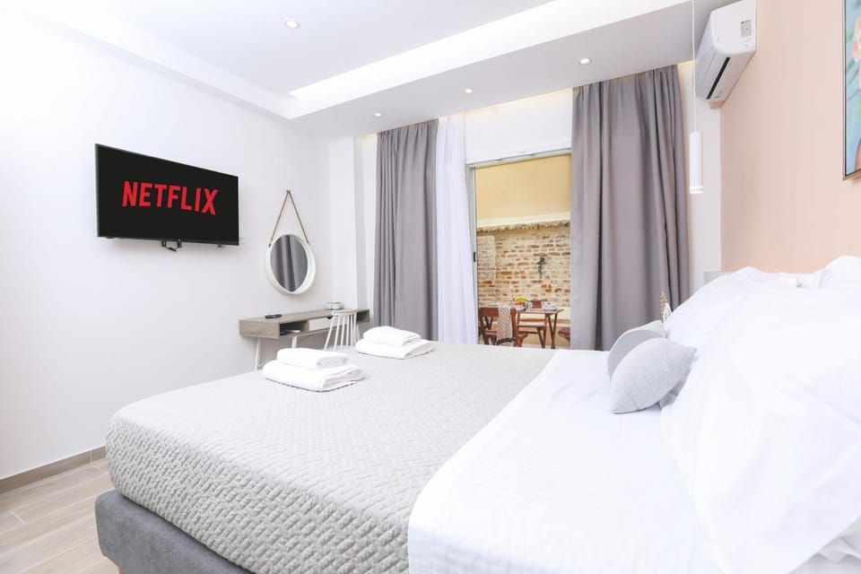 Bed, TV and multimedia, Photo of the whole room, Bedroom, towels