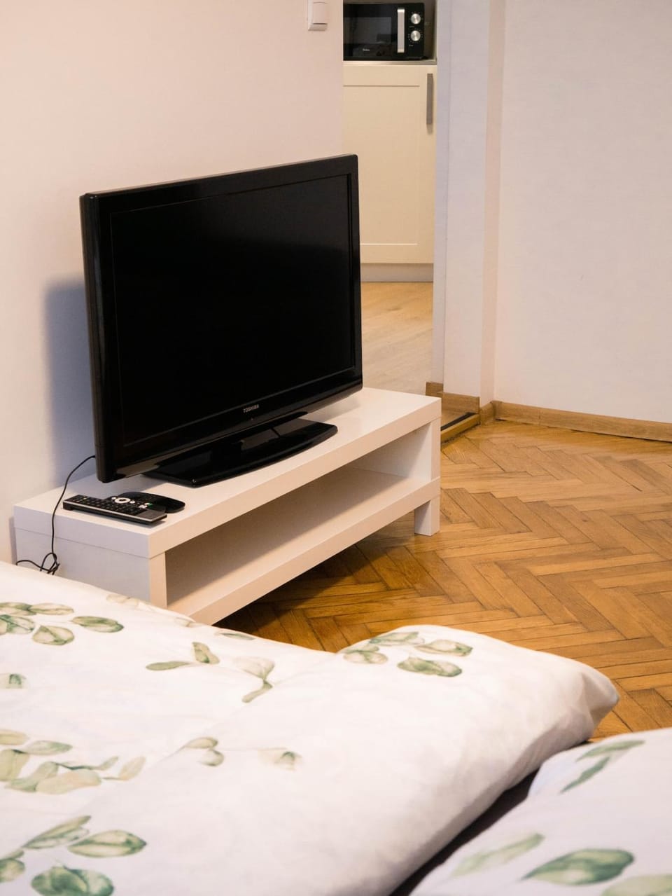 Bed, TV and multimedia, Photo of the whole room, Bedroom