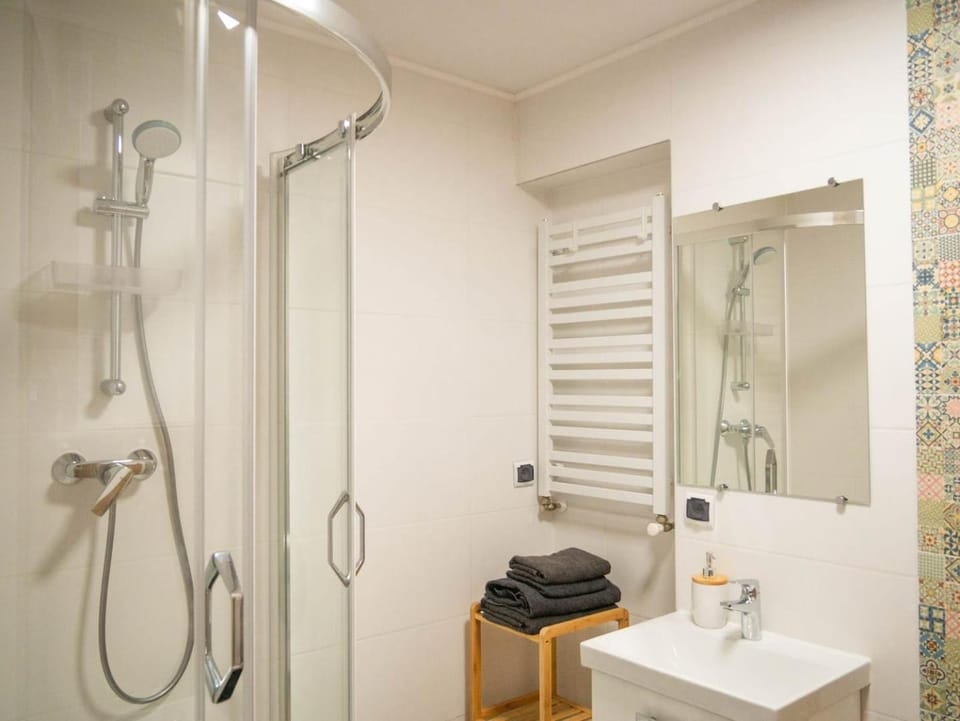 Shower, Bathroom, towels