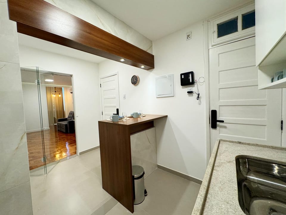 Kitchen or kitchenette, minibar