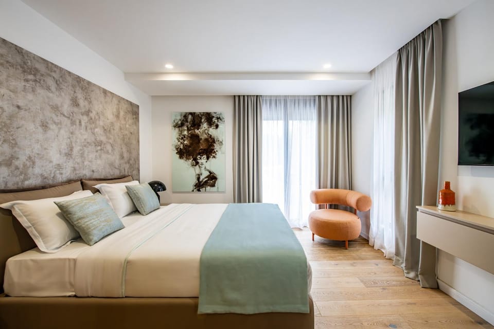 Bed, TV and multimedia, Living room, Photo of the whole room, Seating area, Bedroom