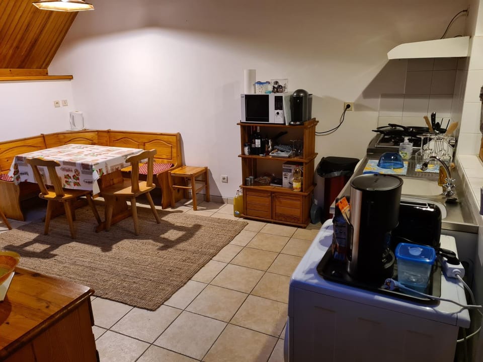 Coffee/tea facilities, Kitchen or kitchenette, Dining area, hair dryier, oven, stove, toaster