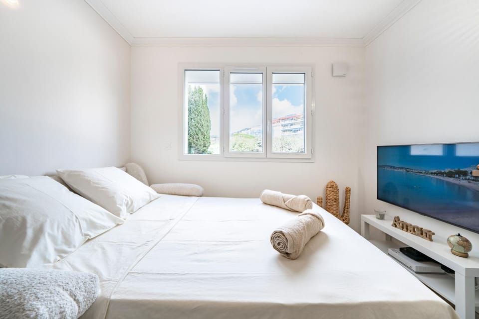 Studio Banane 2 min croisette mitoyen Martinez Apartment in Cannes