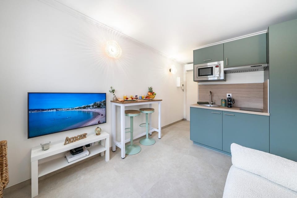 Studio Banane 2 min croisette mitoyen Martinez Apartment in Cannes