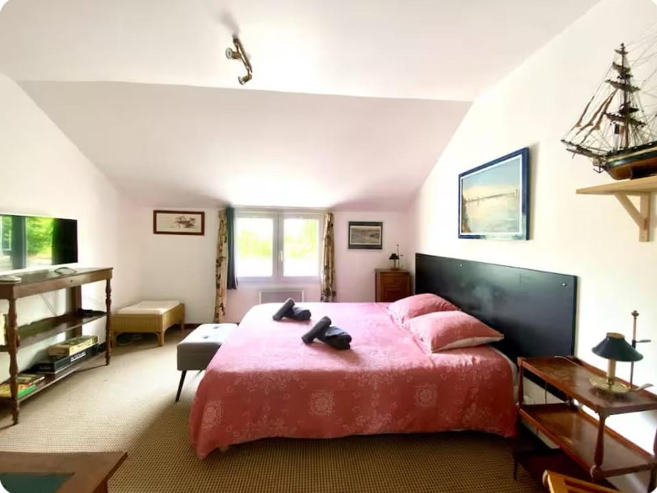 Bed, TV and multimedia, Photo of the whole room, Bedroom, towels