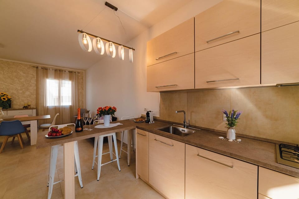 Coffee/tea facilities, Kitchen or kitchenette, Dining area, stove