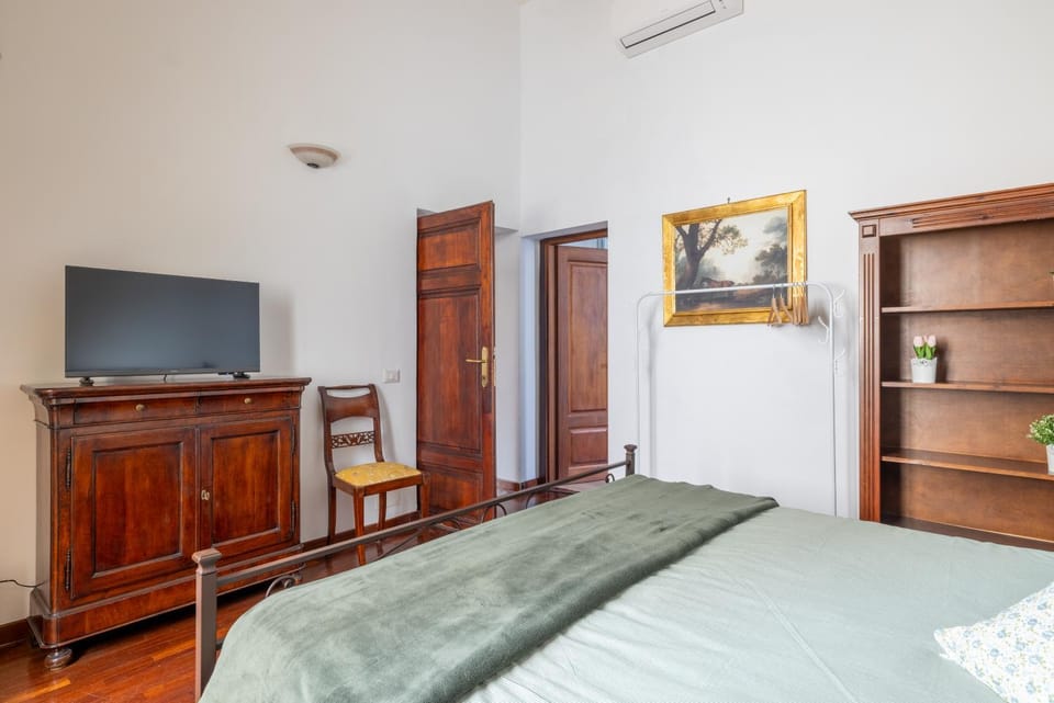 Bed, TV and multimedia, Photo of the whole room, Evening entertainment, Bedroom, wardrobe