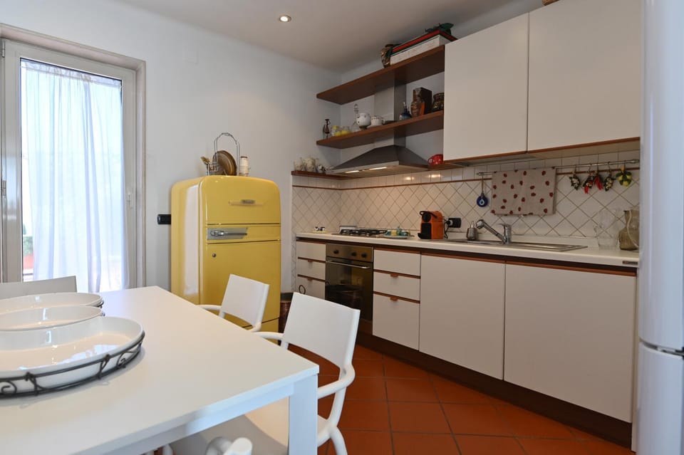 Kitchen or kitchenette, Dining area, minibar, oven, stove