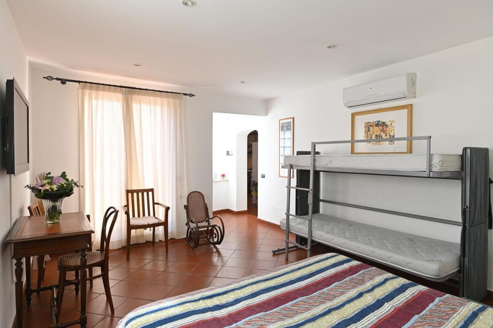 Bed, TV and multimedia, Living room, Photo of the whole room, Seating area, Bedroom, air conditioner