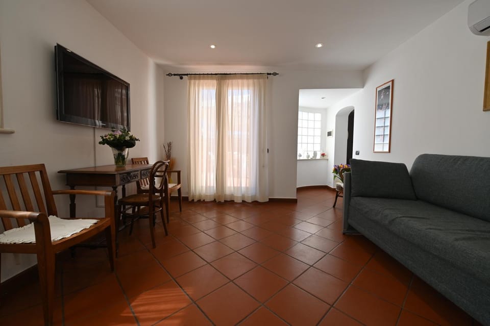 Communal lounge/ TV room, TV and multimedia, Living room, Seating area, Evening entertainment