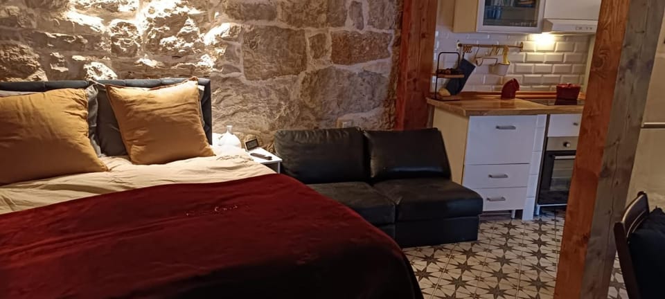 Bed, Kitchen or kitchenette, Bedroom, oven
