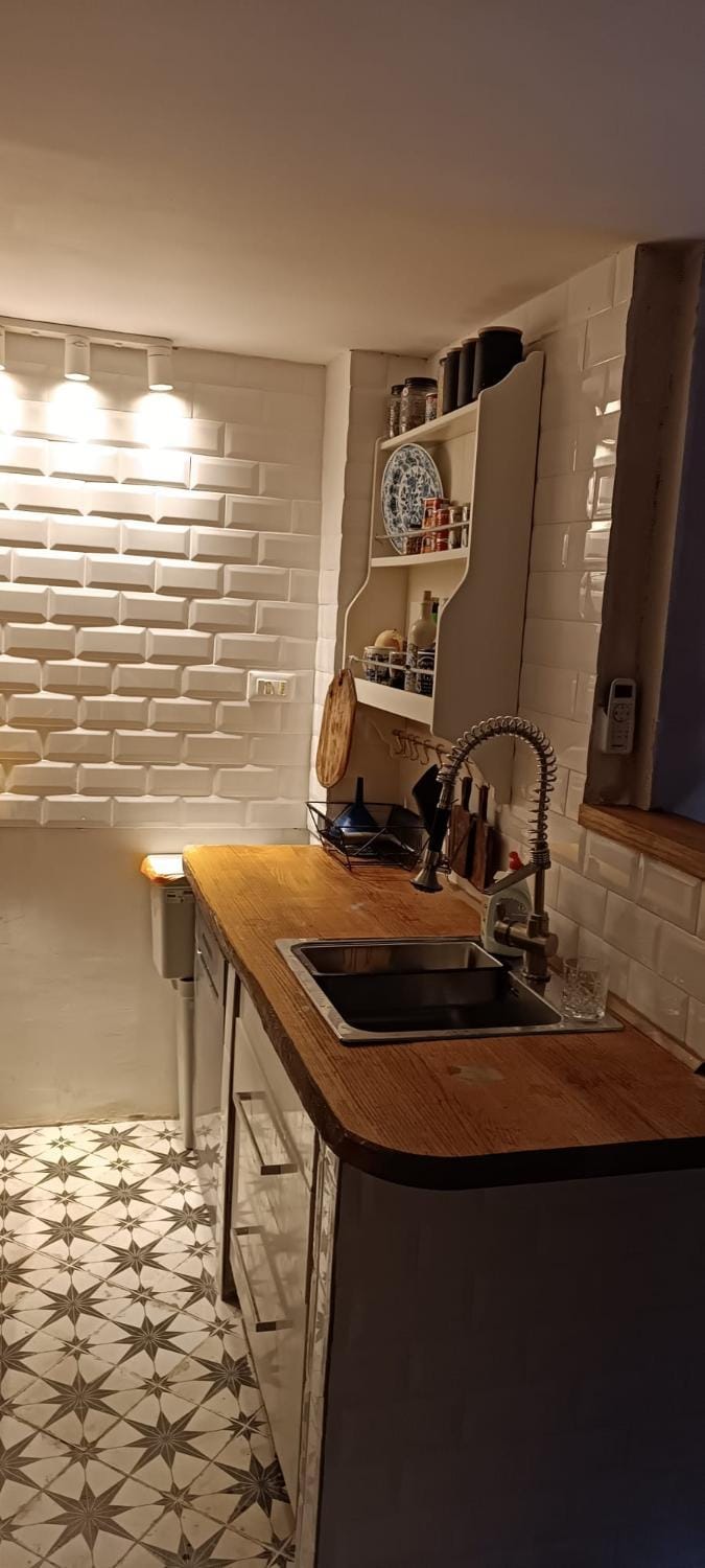 Kitchen or kitchenette, minibar