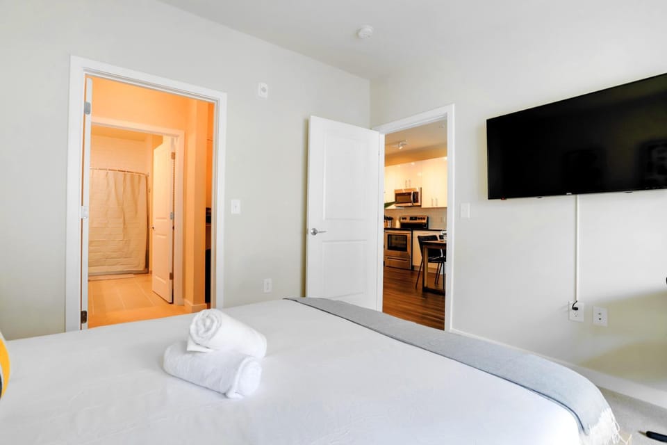 Bed, TV and multimedia, Bedroom, towels, wardrobe