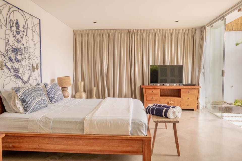 Bed, TV and multimedia, Photo of the whole room, Bedroom, towels