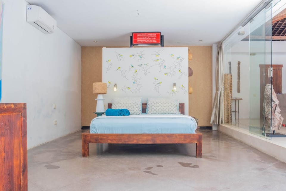 Bed, Photo of the whole room, Bedroom, towels, air conditioner
