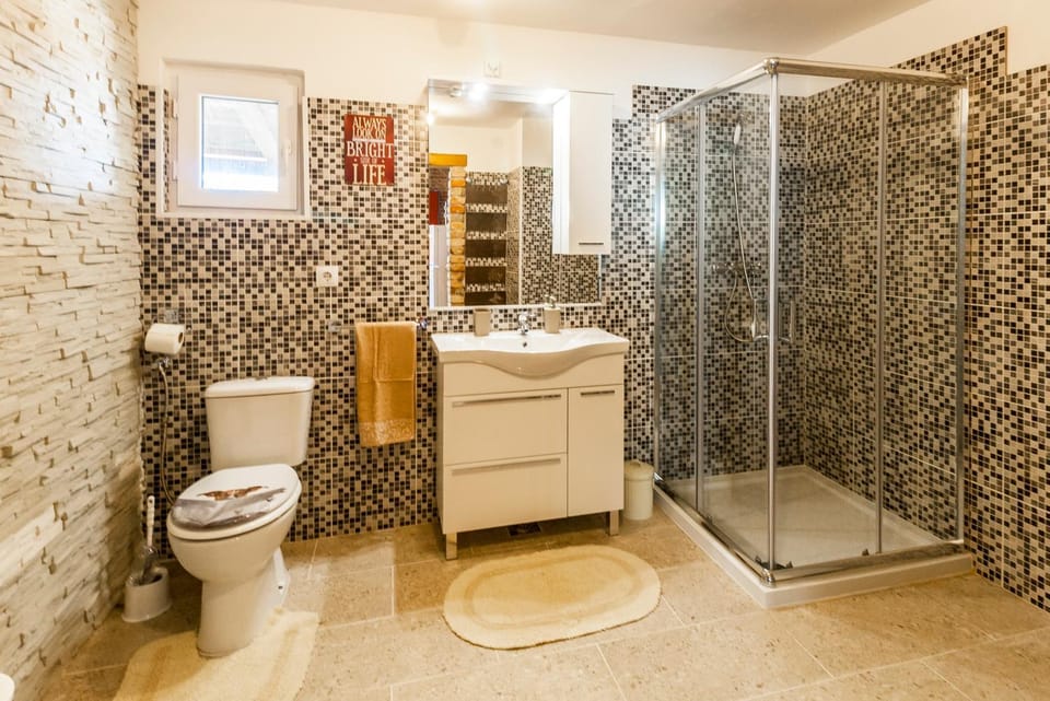 Shower, Toilet, Bathroom, towels