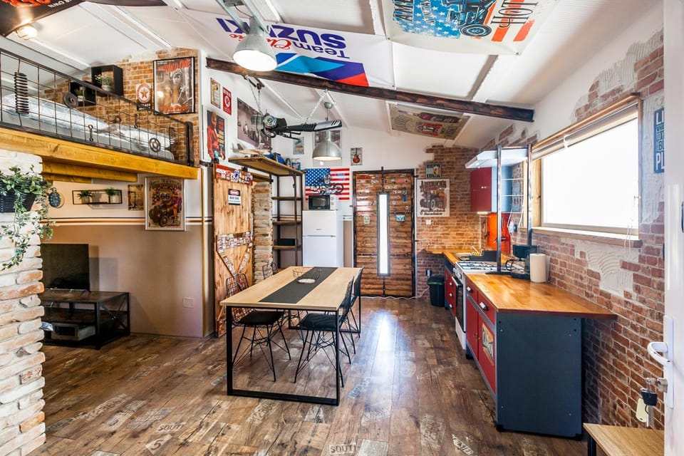 Kitchen or kitchenette, Seating area, Dining area, minibar, pet friendly, stove