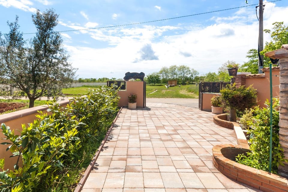 Facade/entrance, Spring, Day, Garden, Garden view, Parking