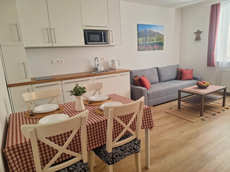 Coffee/tea facilities, Kitchen or kitchenette, Living room, microwave, stove