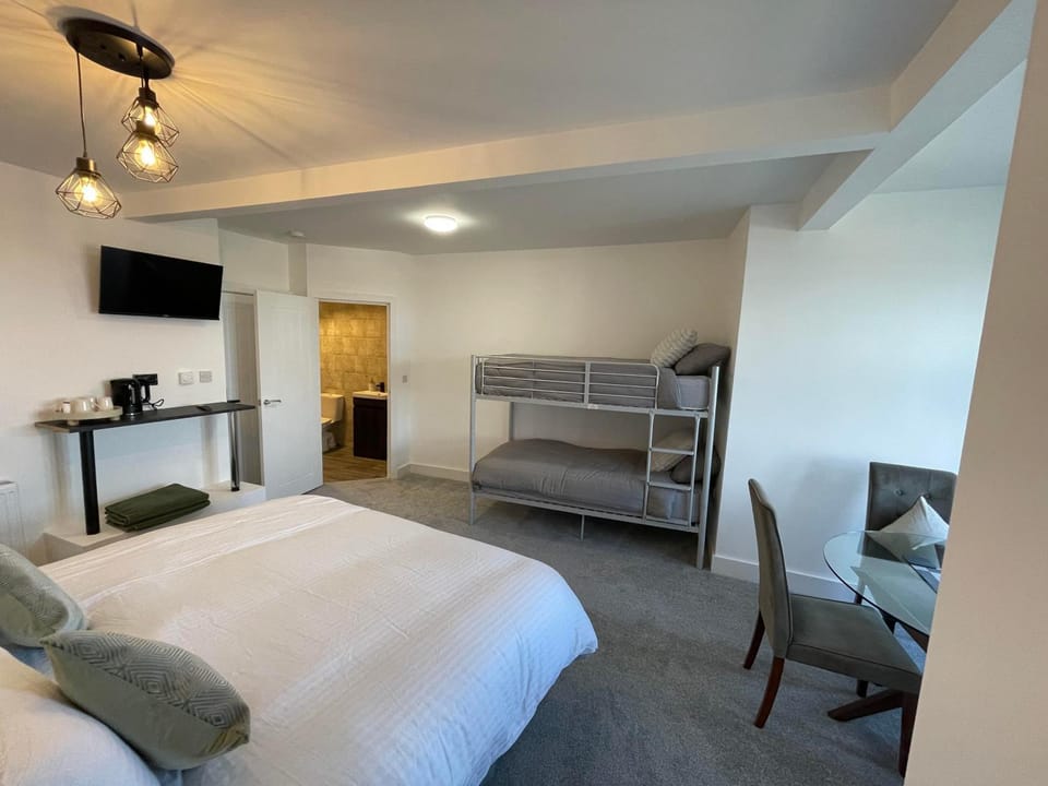 Bed, TV and multimedia, Photo of the whole room, Seating area, Bedroom, bunk bed