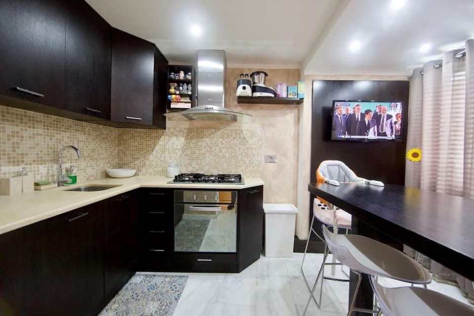 Kitchen or kitchenette, Dining area, stove