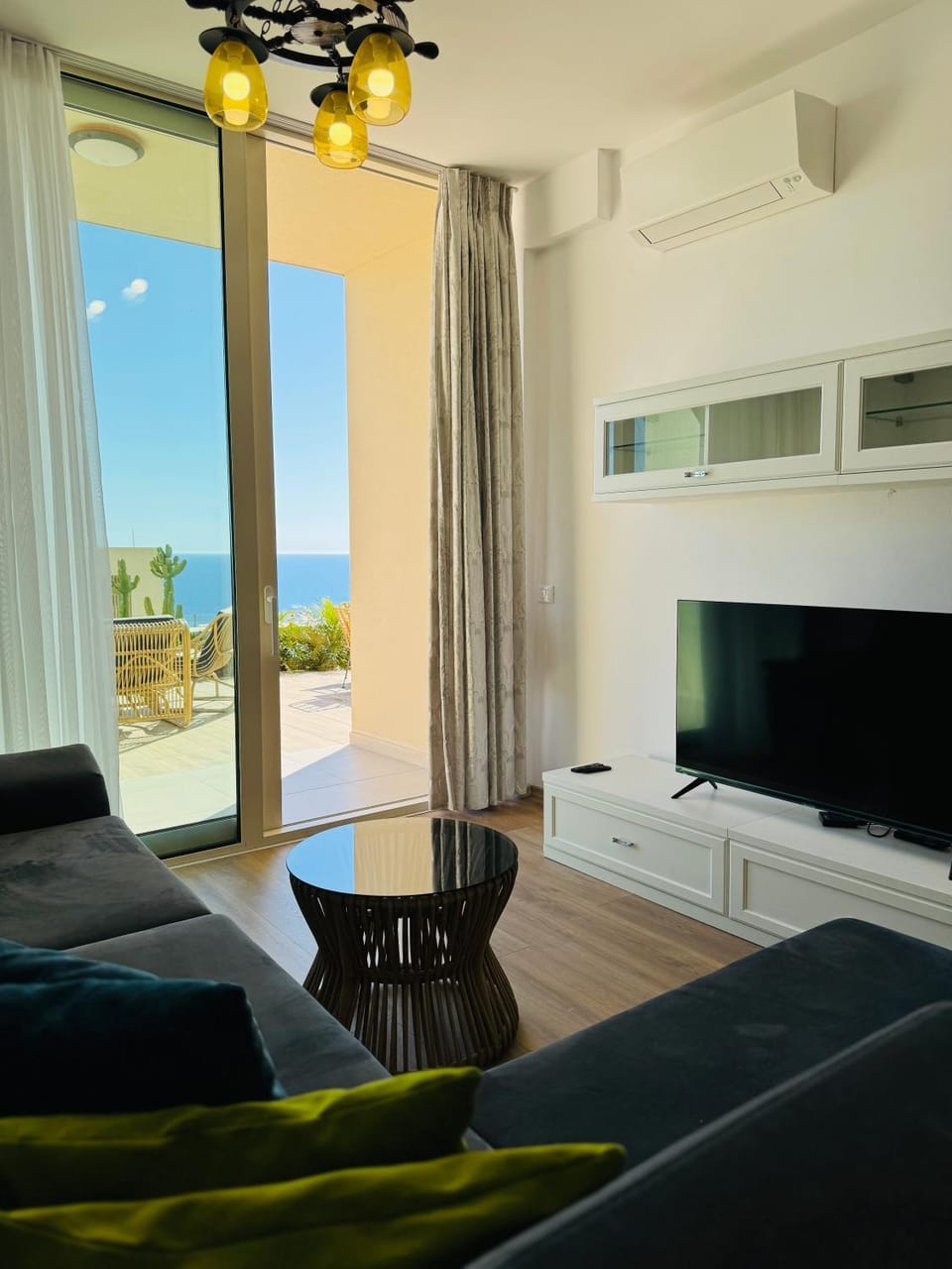 Communal lounge/ TV room, Natural landscape, TV and multimedia, Seating area, Evening entertainment