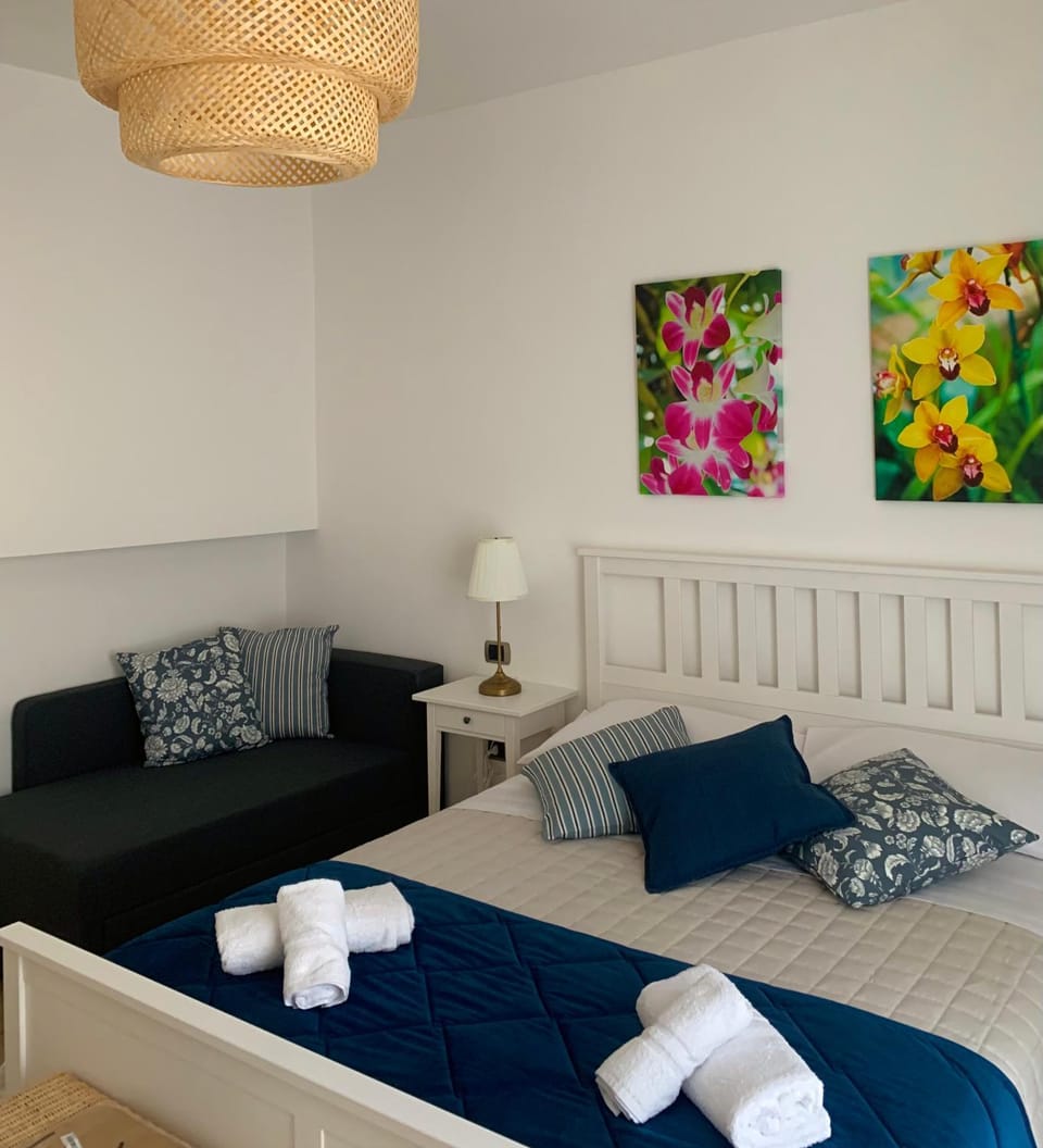 Bed, Bedroom, towels