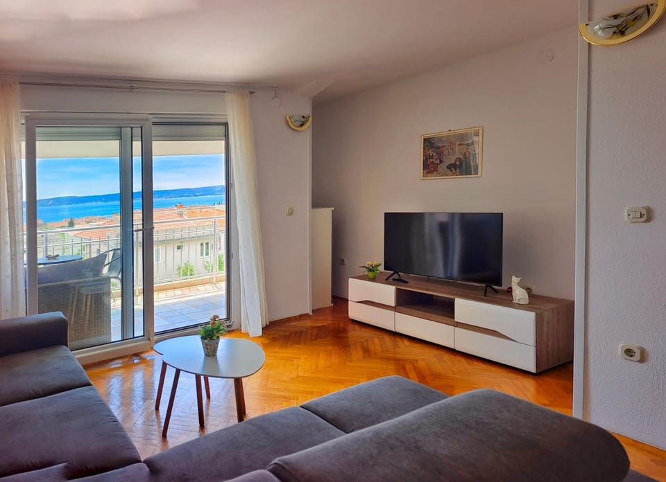 Spring, Summer, TV and multimedia, Living room, Seating area, Autumn, Sea view