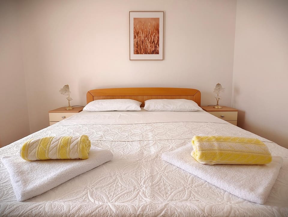 Bed, Photo of the whole room, Bedroom, towels