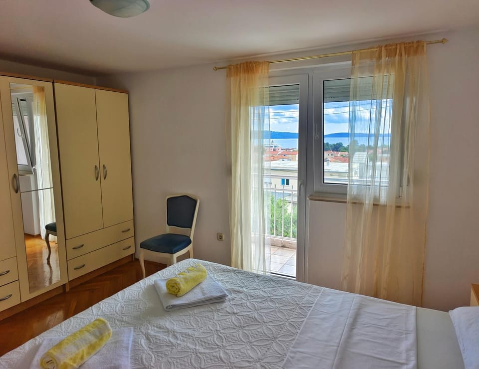 Bed, Photo of the whole room, Bedroom, hair dresser, towels, wardrobe