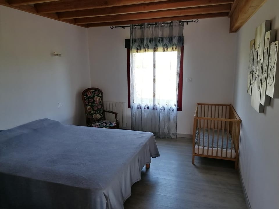 Photo of the whole room, cot