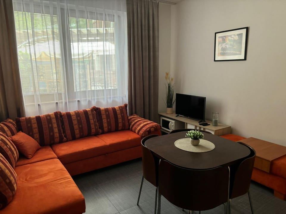 Communal lounge/ TV room, TV and multimedia, Living room, Evening entertainment