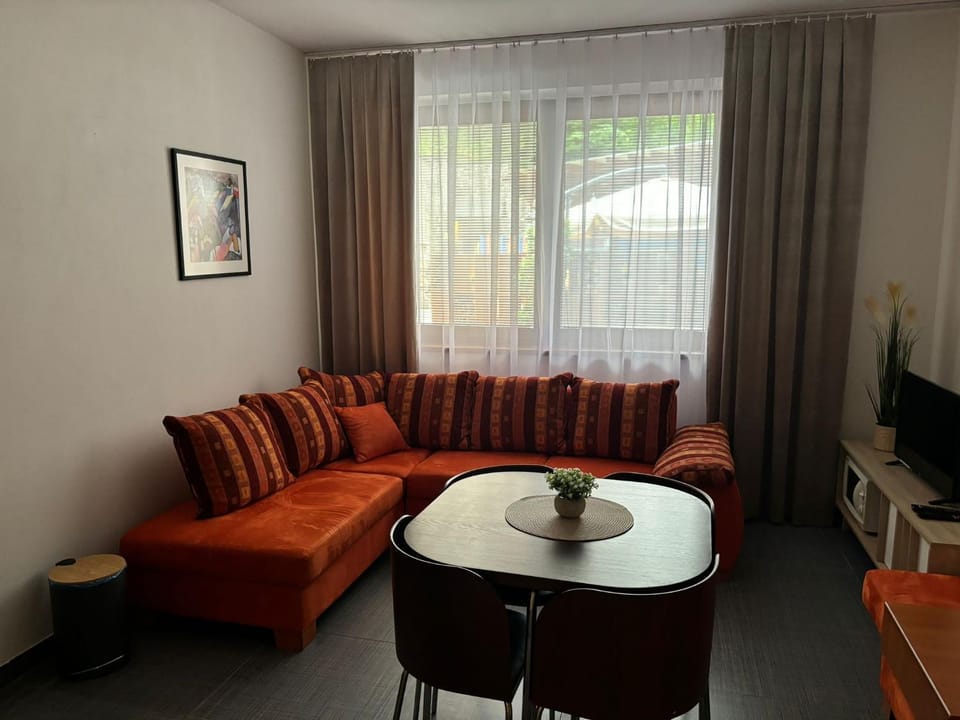 TV and multimedia, Living room, Seating area, Evening entertainment