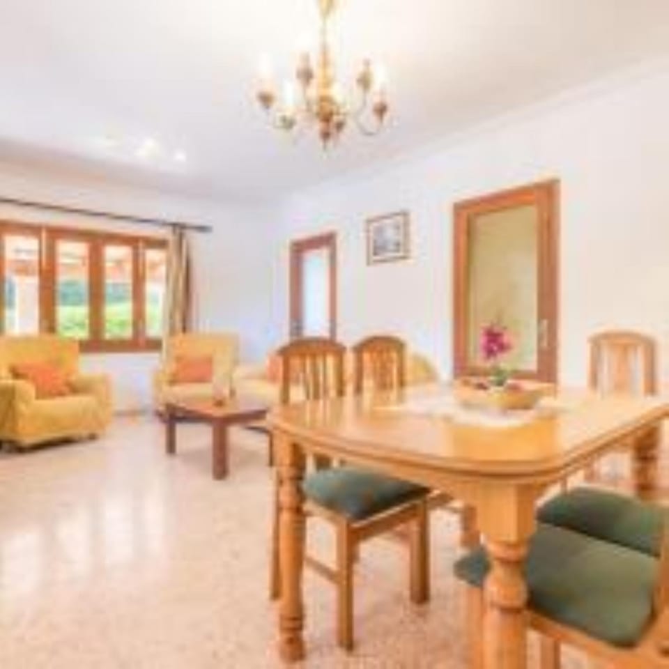 Living room, Lounge or bar, Seating area, Dining area, Meeting/conference room