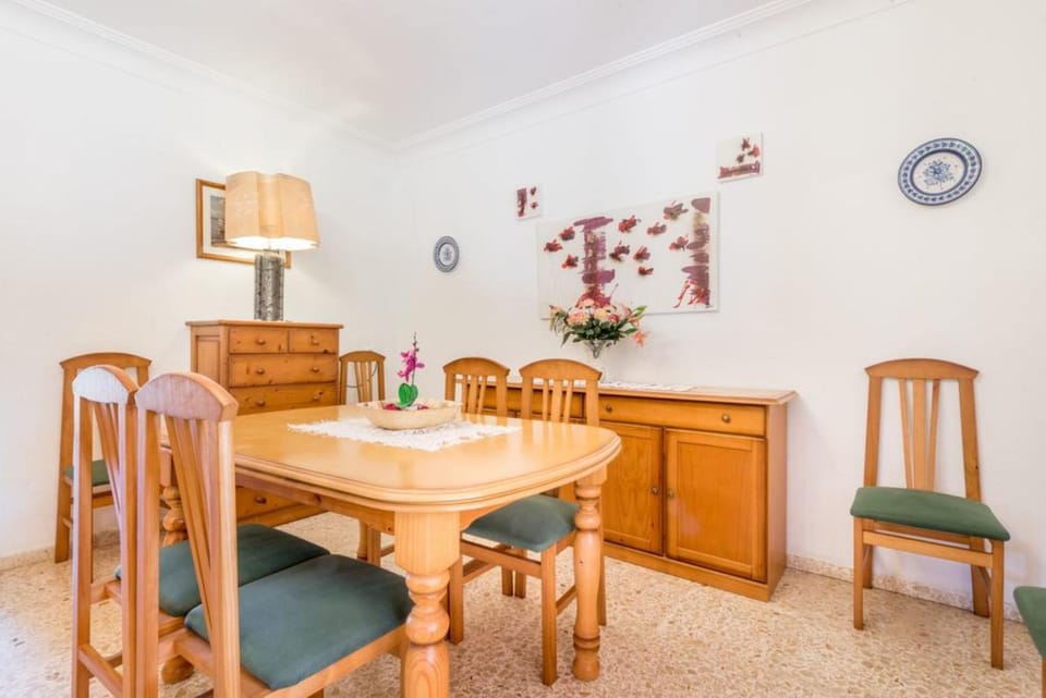 Property building, Communal lounge/ TV room, Living room, Lounge or bar, Dining area